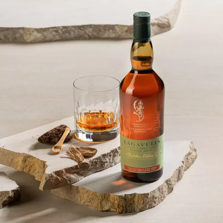 lagavulin-distillers-edition-lifestyle